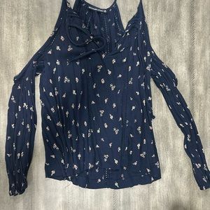 Cut out shoulder navy flower-print top